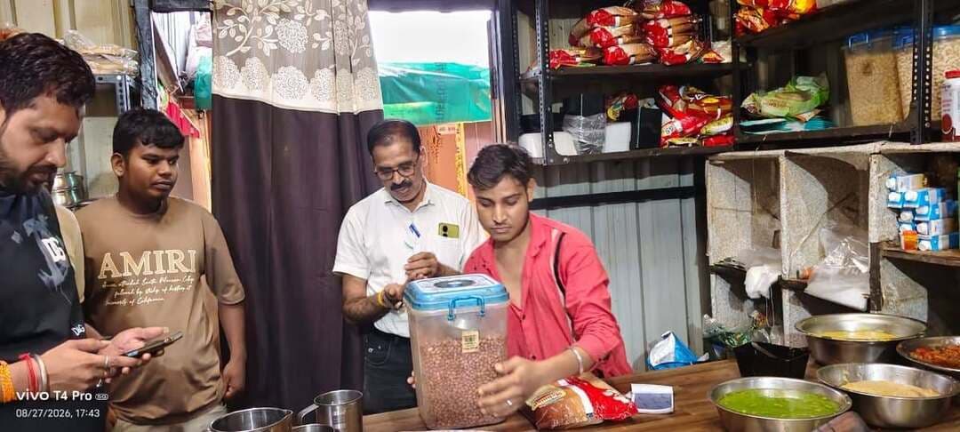 त्योहारों के दृष्टिगत खाद्य प्रतिष्ठानों का सघन निरीक्षण
माखन नगर में खाद्य सुरक्षा विभाग की कार्रवाई, विभिन्न प्रतिष्ठानों से खाद्य पदार्थों के नमूने लिए
➡️ कलेक्टर श्री सोमेश मिश्रा के निर्देशानुसार त्योहारों के दृष्टिगत खाद्य पदार्थों की गुणवत्ता सुनिश्चित करने के लिए जिले में विशेष अभियान चलाया जा रहा है। इसी क्रम में तहसीलदार माखन नगर सुश्री श्रद्धा गोसावी एवं खाद्य सुरक्षा प्रशासन के खाद्य सुरक्षा अधिकारी श्री भोजराज सिंह धाकड़ के संयुक्त दल द्वारा तहसील माखन नगर स्थित विभिन्न खाद्य प्रतिष्ठानों का निरीक्षण किया गया।
निरीक्षण के दौरान बीकानेर मिष्ठान भंडार से मावा रोल, अंजीर बर्फी, गुपचुप, रसगुल्ला, रसमलाई एवं कसाटा मिठाई के नमूने लिए गए। इसी प्रकार नीलांचल होटल एवं रेस्टोरेंट से पनीर, न्यू इंदौरी होटल से मगज लड्डू, गुपचुप, मलाई बर्फी, मिल्कशेक एवं मावा बर्फी तथा गुरुकृपा होटल एवं रेस्टोरेंट से मीठा मावा एवं मिल्क केक के नमूने संग्रहित किए गए।
सभी खाद्य पदार्थों के नमूने परीक्षण हेतु राज्य खाद्य परीक्षण प्रयोगशाला भेजे जा रहे हैं। निरीक्षण के दौरान संबंधित खाद्य प्रतिष्ठान संचालकों को खाद्य पदार्थों की गुणवत्ता बनाए रखने के साथ ही प्रतिष्ठानों में साफ-सफाई एवं स्वच्छता का विशेष ध्यान रखने के निर्देश दिए गए।
खाद्य सुरक्षा प्रशासन द्वारा बताया गया कि प्रयोगशाला से प्राप्त जांच रिपोर्ट के आधार पर खाद्य पदार्थों की गुणवत्ता में किसी प्रकार की अनियमितता पाए जाने पर संबंधित प्रतिष्ठानों के विरुद्ध नियमानुसार अग्रिम कार्रवाई प्रस्तावित की जाएगी।
#narmadapuram CM Madhya Pradesh Dr Mohan Yadav Jansampark Madhya Pradesh General Administration Department, MP Department of Food, Civil Supplies & Protection - Madhya Pradesh