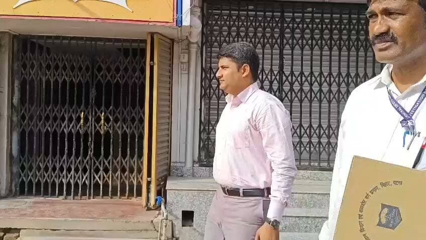 मुंगेर : अनुराग पोद्दार हत्याकांड में 5 साल बाद CID की नई जांच, परिजनों से पूछा- दायां हाथ चलाते थे या बायां
मुंगेर के बहुचर्चित अनुराग पोद्दार ह*त्या कां'ड में करीब चार साल बाद एक बार फिर CID की जांच तेज हो गई है। 2022 में हाईकोर्ट में अंतिम जांच रिपोर्ट सौंपे जाने के बाद अब CID टीम ने अनुराग के परिजनों से दोबारा पूछताछ की है।
पूछताछ के दौरान CID का खास फोकस इस सवाल पर रहा कि अनुराग दाएं हाथ से काम करता था या बाएं हाथ से? आखिर जांच में यह सवाल इतना महत्वपूर्ण क्यों है? क्या इसका संबंध गोली लगने की दिशा या घटना की परिस्थितियों से है?
इससे पहले जुलाई 2026 में मामले के गवाह से भी दोबारा पूछताछ की गई थी। अब मृतक के परिजनों के बयान दोबारा दर्ज किए जाने के बाद मामले में कई नए सवाल खड़े हो गए हैं। क्या जांच में कोई नया तथ्य सामने आया है या पुराने अनुसंधान की किसी छूटी हुई कड़ी को फिर से जोड़ा जा रहा है?
क्या सीआईडी की जाँच अनुराग को इंसाफ मिल पायेगा ?
#AnuragPoddar #MungerNews #Munger #CID #AnuragMurderCase #MungerPolice #BreakingNews #BiharNews #CIDInvestigation #AnuragPoddarCase #मुंगेर #अनुराग_पोद्दार #कोतवालीपुलिस