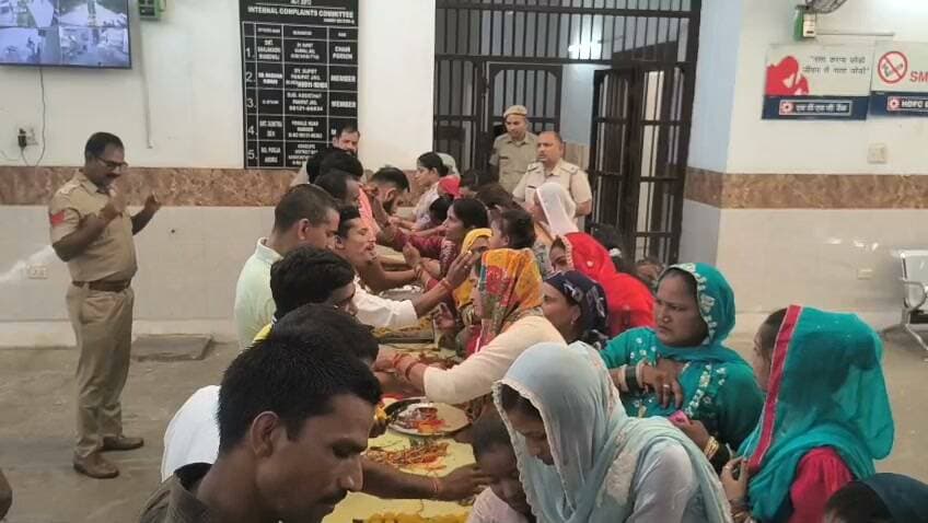 -पानीपत जिला जेल में रक्षा बंधन के पर्व पर बहनों ने बांधी अपने बंदी भाईयों को राखी
-जेल प्रशासन ने बहनों के लिये किया मिठाई, राखी व तिलक का इंतजाम, राखी बांधते भावुक हुई अनेकों बहनें।
जिला जेल परिसर में शुक्रवार को रक्षा बंधन का पावन पर्व धूमधाम से मनाया गया। इस मौके पर जेल में बंदियों एवं कैदियों को बडी संख्या में राखी बांधने के लिये काफी बडी संख्या में बहनें जेल में पहुंची और बहनों द्वारा कडी सुरक्षा व्यवस्था के बीच अपने भाईयों की कलाई पर राखी बांधी गई। हालांकि, इस दौरान काफी बहनें अपने भाईयों को राखी बांधते हुए भावुक हो गई। जेल अधीक्षक संजीव कुमार ने बताया कि हरियाणा के जेल महानिदेशक अशविंद्र सिंह चावला के निर्देशानुसार जेल प्रशासन द्वारा रक्षा बंधन पर बहनों के लिये मिठाई, राखी व तिलक का इंतजाम किया गया था। जेल में राखी बांधने आई बहनों को अपने साथ राखी, मिठाई व तिलक लाने की आवश्यकता नहीं थी। जेल अधीक्षक संजीव कुमार ने बताया कि रक्षा बंधन के पावन पर्व को लेकर पानीपत जेल प्रबंधन द्वारा शुक्रवार को सुबह 7.30 बजे से जेल के बाहरी मैन गेट के पास बहनों का रजिस्ट्रेशन करना शुरू कर दिया गया और 8 बजे से बहनों ने जेल के अंदर आकर अपने बंदी भाईयों को राखी बांधना शुरू कर दिया गया और शाम तक बहनों द्वारा बंदी भाईयों को राखी बांधी गई। वहीं जिन बंदी व कैदी भाईयों को राखी बांधने के लिये उनकी बहनें नहीं पहुंची तो ब्रहमकुमारी बहनों और भाजपा महिला मोर्चा की जिला अध्यक्ष नेहा शर्मा और उनकी टीम द्वारा बंदियों को राखियां बांधी गई। बता दे कि रक्षा बंधन पर्व पर बहनों को जेल में अपने बंदी भाईयों को राखी बांधने में कोई भी असुविधा न हो, इसके लिये जेल अधीक्षक संजीव कुमार ने पहले ही जेल अधिकारियों एवं कर्मचारियों की डयूटी लगा दी गई थी। जेल अधीक्षक संजीव कुमार सुबह से लेकर शाम तक निरंतर निगरानी रखते हुए अधिकारियों व कर्मचारियों का दिशा निर्देश देते रहे।