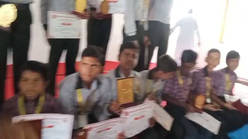 विद्या विकास समिति झारखंड द्वारा आयोजित हजारीबाग विभाग का विभाग स्तरीय संस्कृति महोत्सव और प्रश्न मंच प्रतियोगिता गिरिडीह में आयोजित थी जिसमें कोडरमा, हजारीबाग और गिरिडीह में चलने वाले सरस्वती शिशु विद्या मंदिर के संकुल स्तर पर चयनित भैया बहनों ने प्रतिभागिता की जिसमे कैलाश राय सरस्वती विद्या मंदिर के भैया बहनों ने संस्कृति बोध परियोजना में किशोर वर्ग और बाल वर्ग में भैया क्रमशः प्रथम और द्वितीय स्थान को प्राप्त किये। वैदिक गणित की प्रतियोगिता में अपने विद्यालय को शिशु वर्ग में प्रथम स्थान प्राप्त हुआ वहीं बाल वर्ग दूसरे स्थान पर रहा। विज्ञान प्रश्न मंच में भी शिशु वर्ग प्रथम स्थान पर रहा और बाल वर्ग दूसरे स्थान पर रहा। बाल वर्ग कथा कथन में बहन आलिया शर्मा ने दूसरा स्थान प्राप्त किया। मूर्ति कला में भी अपने विद्यालय की बहन ने दूसरे स्थान को प्राप्त किया। विजेता भैया बहनों को वंदना सभा मे सम्मानित किया गया l प्रांतीय नियमानुसार प्रतियोगिता में प्रथम और द्वितीय स्थान प्राप्त करने वाले समूह प्रांत स्तर की प्रतियोगिता में शामिल होंगे। भैया बहनों की सफलता पर विद्यालय के प्राचार्य आनंद मोहन ने सबों को बधाई दी है और कहा है कि हमारे भैया बहन आगे की परीक्षाओं में सफल होंगे ही ऐसा मेरा विश्वास बोलता है क्योंकि परिश्रम कभी व्यर्थ नहीं जाता। इस मौके पर विद्यालय के आचार्य जी व दीदी के द्वारा इन भैया बहनों को बधाई देते हुए उज्जवल भविष्य की कामना की ।