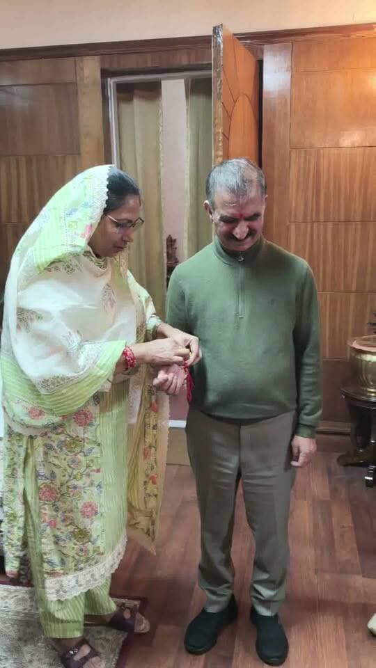 रक्षाबंधन के पावन अवसर पर हिमाचल प्रदेश राज्य नागरिक आपूर्ति निगम की निदेशक नसीमा बेगम ने प्रदेश के मुख्यमंत्री ठाकुर सुखविंदर सिंह सुक्खू की कलाई पर बाँधी राखी
