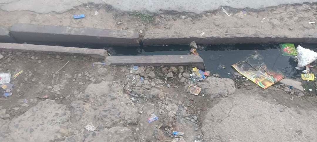 चुनाव से पहले गरमाया मुद्दा: डीडवाना में चरमराई सफाई व्यवस्था और टूटी सड़कें बनीं गले की फांस, रोज हादसों का शिकार हो रहे लोग
डीडवाना। आगामी नगर परिषद चुनावों की सुगबुगाहट के बीच शहर की बुनियादी सुविधाएं पूरी तरह पटरी से उतर चुकी हैं। इस समय डीडवाना नगर परिषद क्षेत्र में सबसे बड़ा और ज्वलंत मुद्दा शहर की लचर सफाई व्यवस्था और बदहाल सड़कें बना हुआ है। शहर के लगभग हर मोहल्ले और मुख्य रास्तों पर कचरे के छोटे-बड़े ढेर लगे नजर आ रहे हैं, जिससे आमजन का पैदल चलना भी दूभर हो गया है।स्थानीय निवासियों का आरोप है कि सफाई व्यवस्था को दुरुस्त करने के बजाय लापरवाही बरती जा रही है। कई स्थानों पर एकत्र कचरे को समय पर उठाने के बजाय वहीं आग के हवाले कर दिया जाता है। जलने के बाद बचा हुआ आधा-अधूरी राख और कचरा हवा के साथ वापस पूरी सड़क पर फैल जाता है। इससे न केवल सड़कों पर दोबारा गंदगी का आलम बन जाता है, बल्कि धुएं के कारण आसपास रहने वाले लोगों और सांस के मरीजों का सांस लेना भारी हो रहा है।सफाई के साथ-साथ शहर की जर्जर सड़कें और क्षतिग्रस्त नालियां भी लोगों के लिए मुसीबत का सबब बनी हुई हैं। सड़कों पर बने गड्ढों और नालियों के ढक्कन गायब होने के कारण आए दिन दुपहिया वाहन चालक अनियंत्रित होकर गिर रहे हैं। रोजाना लोग हादसों का शिकार होकर चोटिल हो रहे हैं, लेकिन इसके बावजूद नगर परिषद प्रशासन या जिम्मेदार जनप्रतिनिधि इस ओर कोई ध्यान नहीं दे रहे हैं।शहरवासियों का कहना है कि बार-बार शिकायत करने के बाद भी किसी ने इनकी सुध लेने की जहमत नहीं उठाई। अब जबकि नगर परिषद चुनाव नजदीक आ रहे हैं, तो आम जनता इन मूलभूत समस्याओं को लेकर जनप्रतिनिधियों और प्रशासन से सीधे सवाल करने के मूड में दिख रही है।
