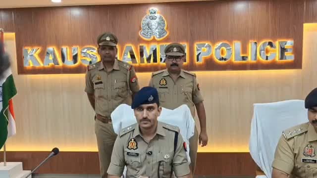 समदा हत्याकांड का खुलासा, दोस्त ही निकला कातिल
कौशाम्बी। मंझनपुर थाना क्षेत्र के समदा गांव में शकील हसन उर्फ राशिद की हत्या का पुलिस ने खुलासा कर दिया है। पुलिस ने मुख्य आरोपी मोहम्मद कदीम को भडेसर रोड से गिरफ्तार किया है।
पुलिस के मुताबिक, करीब 1.10 लाख रुपये के लेन-देन को लेकर विवाद हुआ था। आरोपी ने पैसे लौटाने के बहाने 24 अगस्त की रात शकील को निर्माणाधीन मकान में बुलाया, जहां उसकी हत्या कर दी।
पुलिस ने आरोपी की निशानदेही पर चाकू, ईंट, मृतक का टूटा मोबाइल, पर्स और दस्तावेज बरामद किए हैं। इलेक्ट्रॉनिक सर्विलांस, CCTV और मुखबिर की मदद से पुलिस ने मामले का खुलासा किया।
आरोपी को न्यायालय में पेश कर दिया गया है।
✍️ अजय कुमार
KAUSHAMBI VOICE
#Kaushambi #Samda #MurderCase #Police #BreakingNews KaushambiVoice