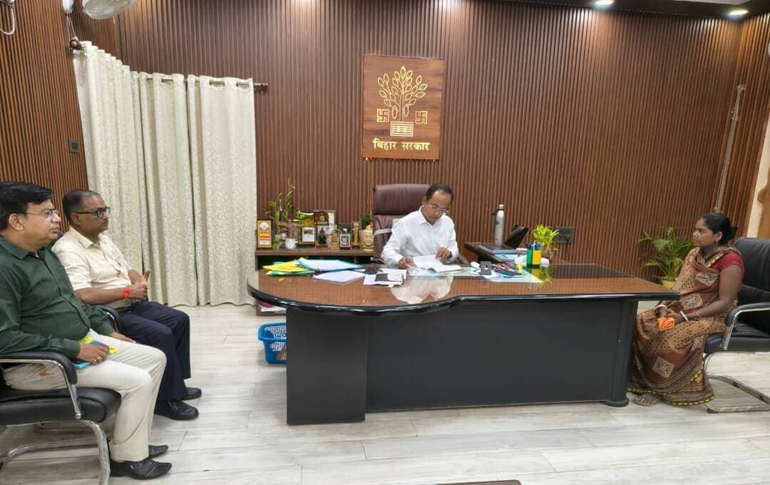 आमजनों की समस्याओं के समाधान को लेकर जिला पदाधिकारी ने की जनसुनवाई।
बिहार सरकार के सात निश्चय-3 के सातवें निश्चय “सबका सम्मान-जीवन आसान (Ease of Living)” का मुख्य उद्देश्य राज्य के सभी नागरिकों के दैनिक जीवन में आने वाली कठिनाइयों को कम कर उनके जीवन को अधिक सरल, सहज एवं सम्मानजनक बनाना है। इस निश्चय के अंतर्गत आमजनों को सरकारी कार्यालयों से संबंधित कार्यों के निष्पादन में किसी प्रकार की असुविधा का सामना न करना पड़े, इसके लिए प्रत्येक सप्ताह सोमवार एवं शुक्रवार को जिले के सभी सरकारी कार्यालयों में जनसुनवाई की व्यवस्था लागू की गई है।
इसी क्रम में आज दिनांक 28 अगस्त 2026 को जिला स्तर पर जिला पदाधिकारी, नवादा श्री रवि प्रकाश की अध्यक्षता में उनके कार्यालय प्रकोष्ठ में जनसुनवाई का आयोजन किया गया। जनसुनवाई के दौरान जिले के विभिन्न क्षेत्रों से आए आमजनों की समस्याओं एवं शिकायतों को गंभीरतापूर्वक सुना गया। इस दौरान कुल 11 परिवाद प्राप्त हुए।
जनसुनवाई में थाना-गोविन्दपुर, ग्राम-कुण्डा निवासी पूजा कुमारी द्वारा प्रधानमंत्री आवास योजना, थाना-अकबरपुर, ग्राम-केन्दुआ निवासी सुदामा राम द्वारा भूमि विवाद, थाना-मुफस्सिल, ग्राम-गोडधोवा निवासी नवल पासवान द्वारा म्यूटेशन रिजेक्ट कराने तथा थाना-कादिरगंज, ग्राम-आंती निवासी इन्दू देवी द्वारा जे.पी. सेनानी पेंशन से संबंधित आवेदन प्रस्तुत किया गया। इसके अतिरिक्त अन्य परिवादियों द्वारा विभिन्न प्रकार की शिकायतें एवं समस्याएं जिला पदाधिकारी के समक्ष रखी गईं।
जिला पदाधिकारी ने सभी परिवादियों की समस्याओं को गंभीरतापूर्वक सुनते हुए संबंधित पदाधिकारियों को प्राप्त आवेदनों की नियमानुसार जाँच कर आवश्यक कार्रवाई करने का निर्देश दिया। कई मामलों का मौके पर ही निष्पादन किया गया, जबकि शेष मामलों को संबंधित विभागीय पदाधिकारियों को जाँचोपरांत आवश्यक कार्रवाई हेतु अग्रसारित किया गया।
जिला पदाधिकारी ने संबंधित अधिकारियों को निर्देश दिया कि जनसुनवाई में प्राप्त सभी परिवादों का समयबद्ध, पारदर्शी एवं नियमानुसार निष्पादन सुनिश्चित करें तथा परिवादियों को उनके मामलों में की गई कार्रवाई से अवगत कराएँ।
नवादा से राकेश कुमार चन्दन की रिपोर्ट !
