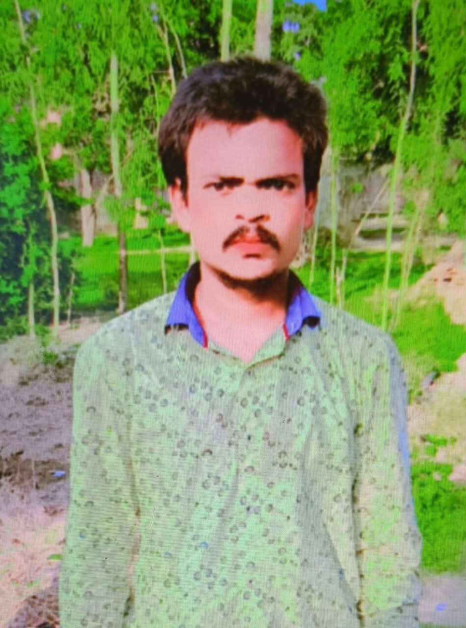 शाहजहांपुर -लक्ष्मीकांत और उनके चेहरे भाई अरुण कुमार की दर्दनाक मौत हुई। दोनों किसी काम से बाइक से निकले थे और वापस घर लौट रहे थे। बहनें घर पर राखी बांधने का इंतजार कर रही थीं, लेकिन कुदरत को ये मंजूर नहीं था। वापस लौटते समय उनकी बाइक एक बिजली के पोल से टकरा गयी। जिसमें दोनों की जान चली गयी। दोनों मृतक निगोही के नारायणपुर गांव के रहने वाले थे। दोनों की रक्षाबंधन पर्व के दिन मौत से परिवार में कोहराम मच गया।
