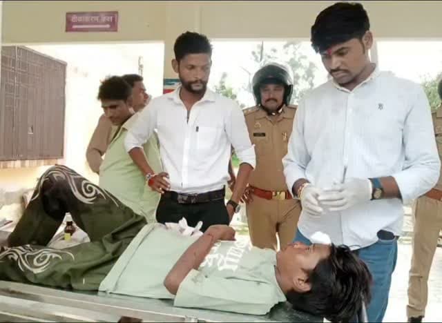 अजगैन कोतवाली क्षेत्र में लखनऊ-कानपुर हाईवे पर एक बाइक अनियंत्रित होकर डिवाइडर से टकरा गई। इस हादसे में बाइक सवार दो युवक गंभीर रूप से घायल हो गए