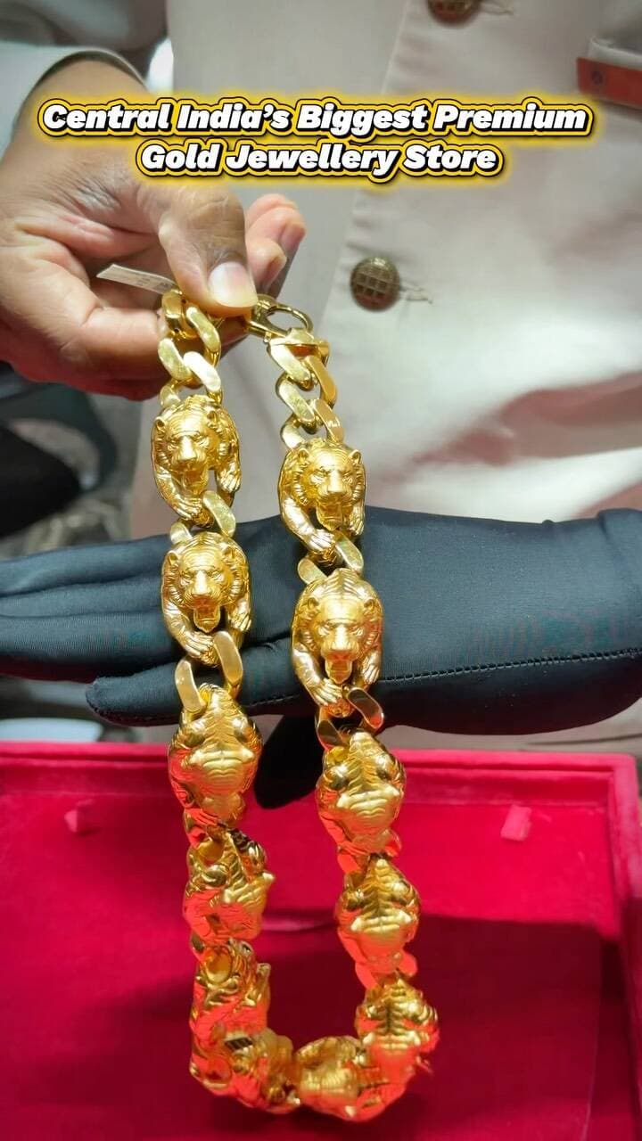 Gold jewellery shopping on your mind? 👀✨
Then Anand Gold, MG Road, Indore deserves a spot on your list!
Explore 10,000+ new gold & diamond jewellery designs, with making charges starting at just 1.99% - plus 2.99% & 3.99% options too. 💛
Spread across 4,500 sq. ft., the spacious showroom gives you plenty of room to explore, compare and find the jewellery that feels just right! ✨
.
@anand__gold
@anandjewels
#AnandGold #AnandJewels
#GoldandDiamondJewellery #LowestMakingCharges
#PremiumGold
Anand Gold, Anand Jewels, gold jewellery, festive jewellery,low making charges, 10,000+ designs, new collection