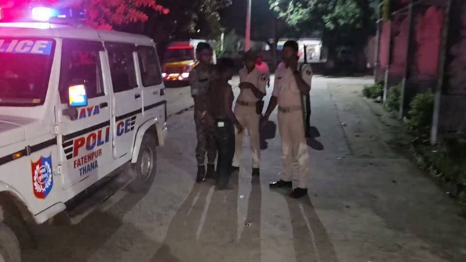 फतेहपुर में राखी बांधकर आ रहे महिलाओं पर टांगी से हमला,बीच सड़क पर कई लोगों को का*टने लगा।