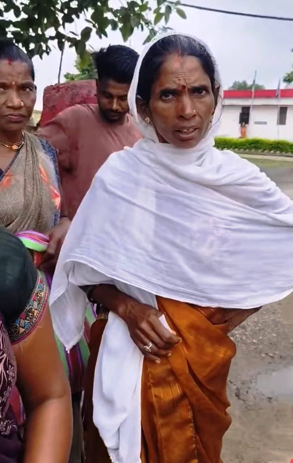 राखी बांधने जेल पहुंचीं बहनें, भाई से मिले बिना मायूस लौटीं
रक्षाबंधन पर मुलाकात नहीं होने से बहनों की आंखों में छलके आंसू
जेल प्रशासन की व्यवस्था पर उठे सवाल, कलेक्टर ने किया हस्तक्षेप
सिंगरौली । रक्षाबंधन के अवसर पर अपने भाइयों की कलाई पर राखी बांधने की उम्मीद लेकर जेल पहुंचीं कुछ बहनों को निराश होकर लौटना पड़ा। बहनों का आरोप है कि उन्हें अपने बंदी भाइयों से मिलने और राखी बांधने का अवसर नहीं दिया गया। भावुक माहौल में कई बहनें जेल परिसर के बाहर से ही मायूस और रोती हुई वापस लौट गईं। हालांकि इसकी जानकारी मिलते ही कलेक्टर गौरव बैनल ने तत्काल जेल प्रबंधन को निर्देशित किया, इसके बाद बहने अपने भाइयों को राखी बांध पाई।
बहनों ने बताया कि वे दूर से केवल इस उम्मीद में आई थीं कि रक्षाबंधन के पावन पर्व पर कुछ समय अपने भाई के साथ बिताकर उसकी कलाई पर राखी बांध सकेंगी। उनका कहना था कि वे किसी तरह का विरोध या प्रदर्शन करने नहीं आई थीं, बल्कि भाई-बहन के रिश्ते की परंपरा निभाने पहुंची थीं। इसके बावजूद मुलाकात नहीं होने से उन्हें निराशा हाथ लगी। मामले के सामने आने के बाद जेल प्रशासन की व्यवस्थाओं को लेकर सवाल उठने लगे हैं। परिजनों का कहना है कि रक्षाबंधन जैसे महत्वपूर्ण पर्व पर बंदियों से मिलने के लिए बड़ी संख्या में उनके परिजनों के पहुंचने की संभावना पहले से रहती है। ऐसे में प्रशासन को भीड़, मुलाकात और सुरक्षा को लेकर पहले से समुचित व्यवस्था करनी चाहिए थी। बहनों का कहना है कि यदि किसी कारण से सामान्य मुलाकात संभव नहीं थी तो प्रशासन को वैकल्पिक व्यवस्था करनी चाहिए थी, ताकि कम से कम बहनें अपने भाइयों को राखी बांध सकें। जैसे ही वीडियों सोशल मीडिया में वायरल हुआ, कलेक्टर सिंगरौली संज्ञान में लेते हुये जेल प्रबंधन को निर्देशित किया, जहां बहने जेल में बंद अपने भाइयों को राखी बांध पाई। हालांकि इसी दौरान जेल प्रबंधन की व्यवस्था पर बहनों ने जमकर भड़ास निकालते हुये गंभीर आरोप लगाई।