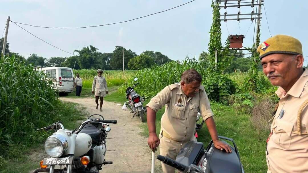 #कार्यवाहक तहसीलदार ने बाढ़ प्रभावित खरीद दियारा क्षेत्र का किया निरीक्षण
बलिया। कार्यवाहक तहसीलदार सिकंदरपुर रौशन सिंह ने शनिवार को बाढ़ प्रभावित खरीद दियारा क्षेत्र का निरीक्षण कर मौके पर बाढ़ की स्थिति का जायजा लिया। उन्होंने प्रभावित क्षेत्रों में पहुंचकर स्थानीय लोगों से बातचीत की और उनकी समस्याओं की जानकारी ली।
निरीक्षण के दौरान तहसीलदार ने संबंधित अधिकारियों एवं कर्मचारियों को बाढ़ प्रभावित लोगों की आवश्यकताओं का ध्यान रखते हुए राहत एवं बचाव कार्यों को प्राथमिकता के साथ संचालित करने के निर्देश दिए। उन्होंने क्षेत्र में जलस्तर और आवागमन की स्थिति की भी जानकारी ली तथा ग्रामीणों को हरसंभव प्रशासनिक सहायता उपलब्ध कराने का भरोसा दिलाया।