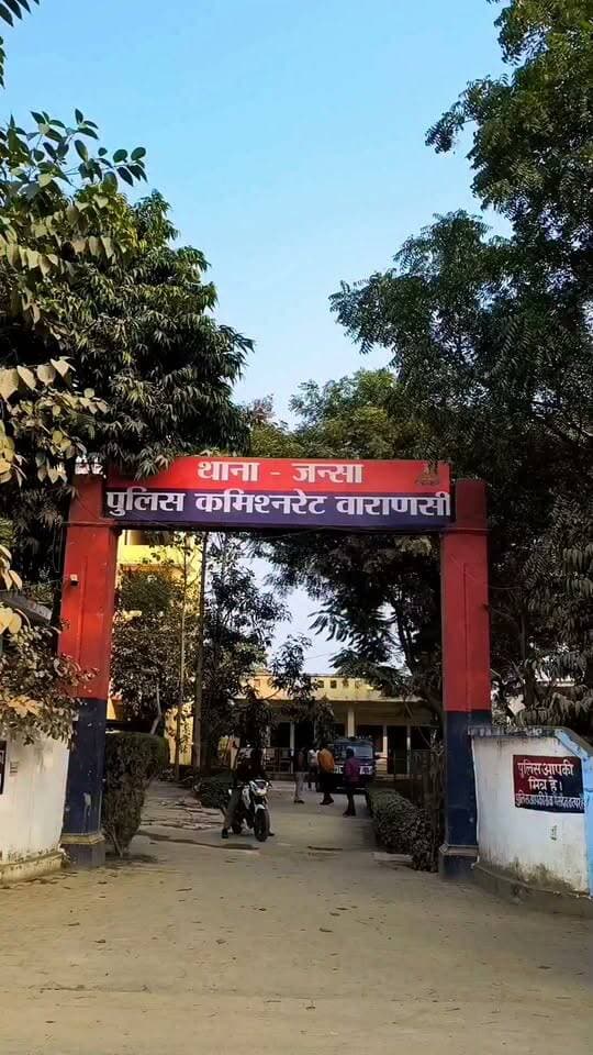 भैंस को ट्रेन से बचाने के प्रयास में वृद्ध की दर्दनाक मौत
वाराणसी।जंसा थाना क्षेत्र के सजोई गांव के समीप शुक्रवार की शाम करीब 5:30 बजे रेलवे ट्रैक के किनारे भैंस चरा रहे 61 वर्षीय वृद्ध की ट्रेन की चपेट में आने से दर्दनाक मौत हो गई। हादसे के बाद मौके पर ग्रामीणों की भारी भीड़ जुट गई।
मिली जानकारी के अनुसार, सजोई गांव निवासी रामसागर (61) प्रतिदिन की तरह शुक्रवार को रेलवे ट्रैक के किनारे अपनी भैंस चरा रहे थे। इसी दौरान उनकी एक भैंस रेलवे ट्रैक पर चली गई। भैंस को ट्रैक से हटाने और बचाने के प्रयास में रामसागर भी रेलवे ट्रैक पर पहुंच गए। इसी बीच तेज गति से आ रही ट्रेन की चपेट में आ गए। हादसा इतना भीषण था कि उनकी एवं भैंस की मौके पर ही मौत हो गई।
घटना की जानकारी मिलते ही आसपास के ग्रामीण मौके पर पहुंच गए और पुलिस को सूचना दी। सूचना मिलते ही जंसा पुलिस घटनास्थल पर पहुंची और शव को कब्जे में लेकर पोस्टमार्टम के लिए भेज दिया। हादसे की खबर मिलते ही परिजनों में कोहराम मच गया। पुलिस घटना की आवश्यक कार्रवाई में जुटी है।
#LETESTNEWS #LetestUpdate #letestअपडेट 👇👇