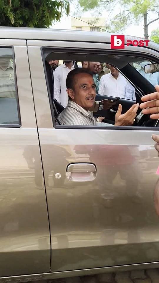 बीजेपी कार्यकर्ता समीर खान की नई WagonR कार की खुद टेस्ट ड्राइव लेते नजर आए,
केंद्रीय विदेश एवं पर्यावरण राज्य मंत्री कीर्तिवर्धन सिंह ।
