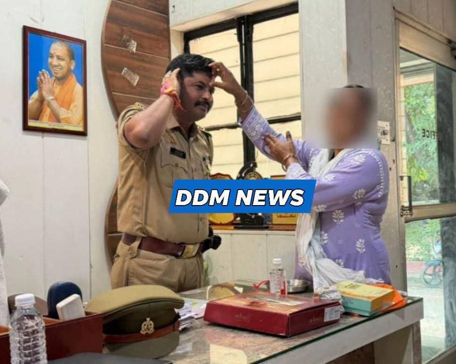 भाई नहीं तो क्या हुआ... थाने में मिल गए तीन-तीन भाई!
गाज़ियाबाद के मुरादनगर थाने में रक्षाबंधन पर खाकी का मानवीय चेहरा देखने को मिला।
एक महिला का कोई सगा भाई नहीं था, तो पुलिसकर्मियों ने ही भाई का फर्ज निभाया। महिला ने थानाध्यक्ष कृष्ण कुमार मौर्य, चौकी इंचार्ज सचिन कुमार और एसएसआई दिलावर सिंह को राखी बांधी और टीका लगाया। पुलिसकर्मियों ने भी उसे बहन का आत्मीय सम्मान दिया।
ये तस्वीरें बताती हैं कि खाकी सिर्फ कानून-व्यवस्था ही नहीं, बल्कि जरूरत के वक्त रिश्तों का सहारा भी बन जाती है।
#Ghaziabad #MuradnagarPolice #Rakshabandhan #GoodJob #UPPolice #DDMNewsLive