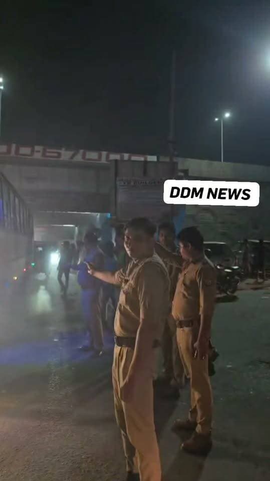 24 घंटे से भी ज्यादा, वर्दी का फर्ज निभाते हुए - Good Job Wave City Circle 👏
रक्षाबंधन पर्व पर भारी भीड़ के बावजूद गाजियाबाद पुलिस के अथक प्रयास और प्रभावी यातायात प्रबंधन के चलते लालकुआं पर यातायात पूरी तरह सुचारू रूप से संचालित हो रहा है।
रात-दिन ड्यूटी पर तैनात Wave City सर्किल के जवानों ने जाम की स्थिति नहीं बनने दी। वर्तमान में जाम की कोई समस्या नहीं है।
गाजियाबाद पुलिस का दिल से आभार 💐
#GhaziabadPolice #WaveCityCircle #LalKuan #Rakshabandhan #TrafficUpdate #GoodJob #UPPolice #DDMNewsLive