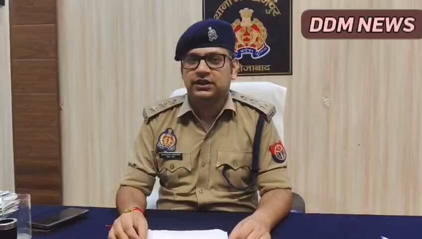 फिरोजाबाद में सनसनीखेज हत्याकांड का खुलासा, मुख्य आरोपी गिरफ्तार, जेल भेजा
फिरोजाबाद। थाना शिकोहाबाद क्षेत्र में युवती की हत्या के सनसनीखेज मामले का पुलिस ने खुलासा कर दिया है।
CO शिकोहाबाद ने बाइट में बताया कि 27 अगस्त को पीड़ित पिता की तहरीर पर थाना शिकोहाबाद में मु.अ.सं. 664/26 धारा 103 BNS व 3(2)5 SC/ST एक्ट में मुकदमा दर्ज किया गया था। आरोप था कि नितिन यादव उर्फ राहुल यादव ने अपने साथी के साथ मिलकर उनकी बेटी की हत्या कर दी।
कार्रवाई करते हुए थाना शिकोहाबाद पुलिस ने 28 अगस्त को मुख्य आरोपी नितिन यादव उर्फ राहुल यादव पुत्र कठुआ निवासी नसीरपुर को गिरफ्तार कर लिया। आरोपी को न्यायालय में पेश कर न्यायिक अभिरक्षा में जेल भेज दिया गया है।
फरार दूसरे आरोपी की तलाश में पुलिस की दबिश जारी है।
#FirozabadNews #Shikohabad #MurderCaseSolved #FirozabadPolice #UPPolice #BreakingNews #DDMNewsLive