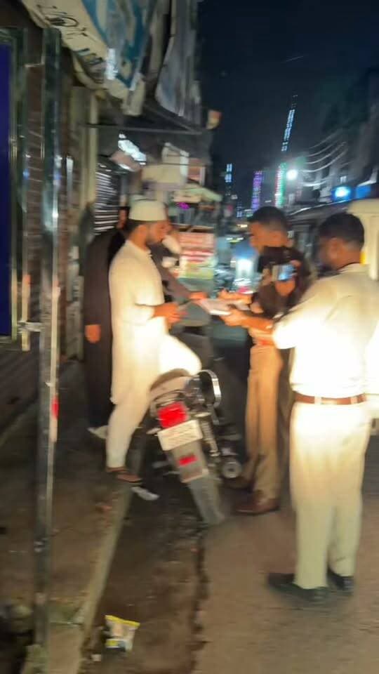 मौलाना मुजीब अहमद अजहरी को हिरासत में लेने के बाद देर रात तक पुलिस ने चालाया चेकिंग अभियान...
Udham Singh Nagar Police Uttarakhand The Times of uttarakhand Rudrapur online Nainital Police RUDRAPUR CITY Rajkumar Thukral Pushkar Singh Dhami Shiv Arora