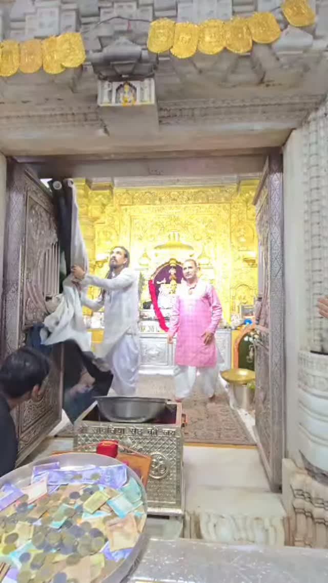 🙏 Shri Sanwariya Seth Ji Today Live Shringar Darshan 🙏
Always First on Hello Chittorgarh Channel ❤️✨
Take the divine blessings of Shri Sanwariya Seth Ji with today’s beautiful Live Shringar Darshan. 🙏🚩
Jai Shri Sanwariya Seth Ji! ❤️