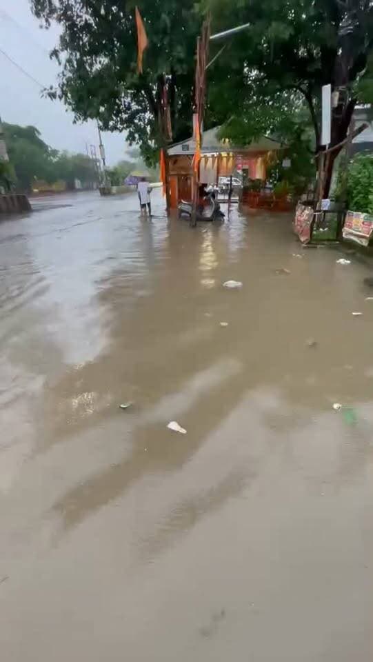 Satnanews. सतना शहर के पन्ना नाका उमरी में लोगों के घरों और दुकानों में घुसा पानी।