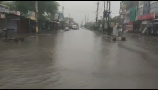 Satnanews. नागौद कालिंजर मार्ग में सिंहपुर चौराहे से इंदिरा नगर तक भारी जल भराव