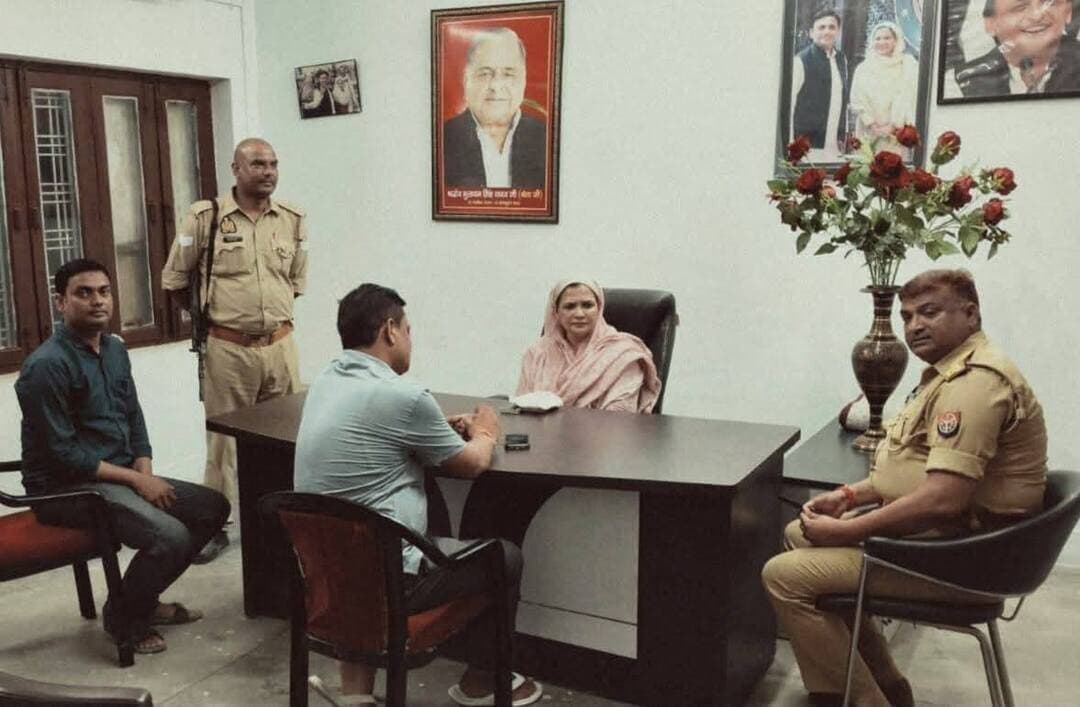 🚨 मुख्यमंत्री के सलेमपुर आगमन से पहले कई नेताओं पर पुलिस की कार्रवाई, हाउस अरेस्ट की सूचना
मुख्यमंत्री के सलेमपुर आगमन से पहले सलेमपुर की पूर्व विधायक गजाला लारी को उनके सलेमपुर स्थित आवास पर पुलिस द्वारा हाउस अरेस्ट किए जाने की सूचना सामने आई है।
जानकारी के अनुसार, पूर्व विधायक मनबोध प्रसाद, पूर्व विधायक स्वामीनाथ यादव, समाजवादी पार्टी के विधानसभा अध्यक्ष सुनील यादव, समाजवादी नेता मझौली निवासी अमर यादव तथा कामरेड नेता प्रेमचंद यादव को भी पुलिस द्वारा हाउस अरेस्ट किए जाने की बात सामने आ रही है।
पुलिस की इस कार्रवाई के बाद क्षेत्र में चर्चाओं का दौर शुरू हो गया है। सवाल उठ रहा है कि मुख्यमंत्री के आगमन से पहले इन नेताओं के खिलाफ यह कार्रवाई क्यों की गई?
हालांकि, हाउस अरेस्ट की कार्रवाई की आधिकारिक पुष्टि और इसके कारण को लेकर पुलिस की ओर से अभी कोई स्पष्ट जानकारी सामने नहीं आई है।
📍 सलेमपुर | देवरिया
#Salempur #GajalaLari #HouseArrest #UttarPradesh #मुख्यमंत्री #सलेमपुर #देवरिया #BreakingNews