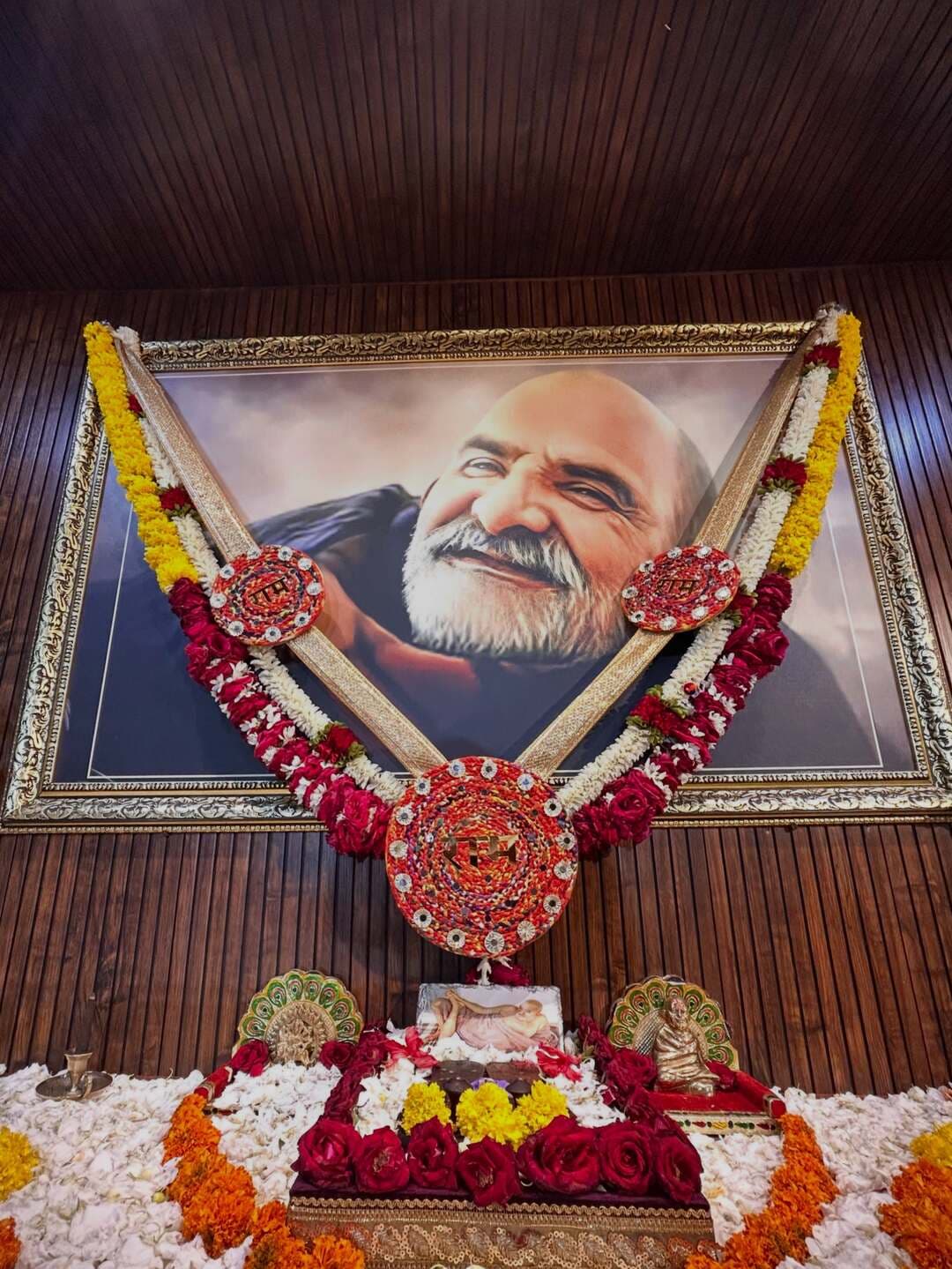 🌼चरण पादुका सेवा🌼
#100करोड़रामनामजप
#नीमकरौरीधामइंदौर
#ram #hanuman #neemkarolibaba