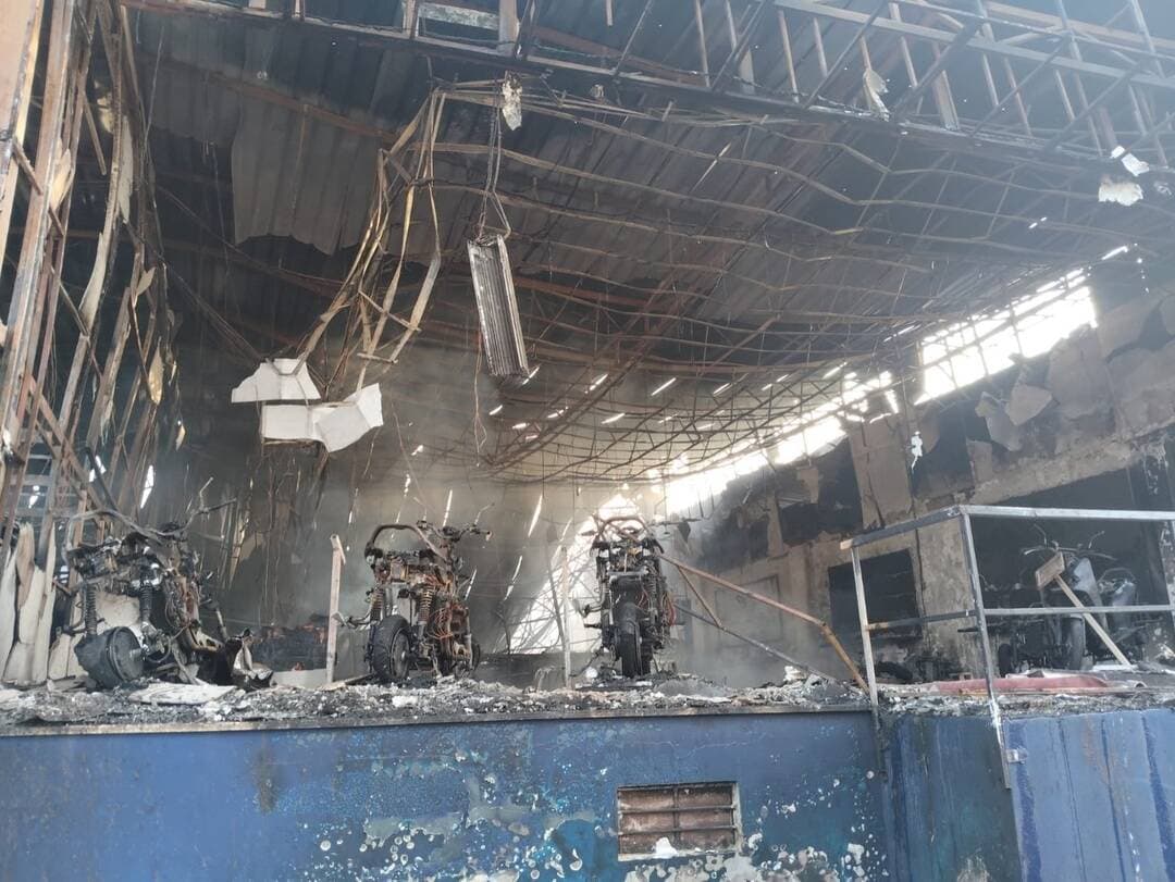 सीकर में सर्किट हाउस के सामने भीषण आग, दो ई-व्हीकल शोरूम जलकर खाक
सीकर में सर्किट हाउस के सामने शनिवार सुबह बीएस ऑटोमोबाइल और बच्चन मोटर्स के ई-व्हीकल शोरूम में भीषण आग लग गई। देखते ही देखते आग ने विकराल रूप ले लिया और शोरूम में खड़े बड़ी संख्या में इलेक्ट्रिक वाहन जलकर खाक हो गए।
आग की चपेट में पास स्थित हुंडई शोरूम भी आ गया, जहां लाखों रुपये का सामान जलने की जानकारी सामने आई है। वहीं आग PIAGGIO शोरूम तक भी पहुंची, हालांकि बड़ा नुकसान होने से टल गया।
करीब ढाई घंटे की मशक्कत के बाद दमकल की टीमों ने आग पर काबू पाया। दोनों ई-व्हीकल शोरूम में शुरुआती तौर पर 3 करोड़ रुपये से ज्यादा के नुकसान का अंदेशा जताया जा रहा है।
आग लगने के कारणों को लेकर शॉर्ट सर्किट या किसी ई-व्हीकल में आग लगने की आशंका जताई जा रही है। पुलिस ने मौके पर पहुंचकर बिजली सप्लाई कटवाई और सुरक्षा के मद्देनजर सड़क के एक तरफ का ट्रैफिक भी रुकवाया।
फिलहाल आग लगने के वास्तविक कारणों की जांच जारी है।
#SikarSandesh #Sikar #RajasthanNews
