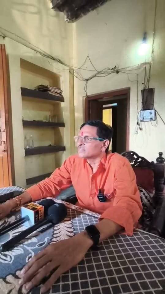 भाजपा के वरिष्ठ नेता बिमल कुमार का पीएम मोदी पर तीखा कटाक्ष
भाजपा के वरिष्ठ नेता बिमल कुमार ने प्रधानमंत्री नरेंद्र मोदी पर कटाक्ष करते हुए कहा—
“दो गुजराती देश बेच रहे हैं और दो गुजराती देश खरीद रहे हैं।”
बिमल कुमार के इस बयान ने सियासी गलियारों में हलचल बढ़ा दी है। उनका यह बयान केंद्र सरकार की नीतियों और बड़े कारोबारी समूहों के साथ कथित नजदीकी पर सवाल खड़े करता है।
अब सवाल यह है कि क्या यह सिर्फ राजनीतिक कटाक्ष है या इसके पीछे किसी गंभीर मुद्दे की ओर इशारा किया गया है?
आप बिमल कुमार के इस बयान को किस नजरिए से देखते हैं? अपनी राय कमेंट में बताएं।
#BimalKumar #PMModi #BJP #Politics #PoliticalStatement #BiharPolitics