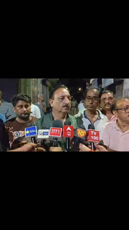 थाना सदर बाजार क्षेत्र अंतर्गत तकिया में हुए विवाद को लेकर मौके पर पहुंचे नगर विधायक राजीव गुंबर ने कहा दंगाइयों को बख्शा नहीं जाएगा मौके पर पुलिस बल मौजूद एसपी सिटी द्वारा घटना की जानकारी देते हुए बताया बाइक की स्क्रेच को लेकर दोनों पक्षों में विवाद हुवा मौके पर शांति व्यवस्था कायम है आगे की कार्यवाही की जा रही है
Rajeev Gumber Saharanpur Police Vishva Hindu Parishad -VHP Imran Masood हरीश कौशिक बजरंगदल Rohit Pradhan Yogesh Chauhan
#uppolice #saharanpurpolice #tezupuk #digsaharanpurabhisheksingh #saharanpur