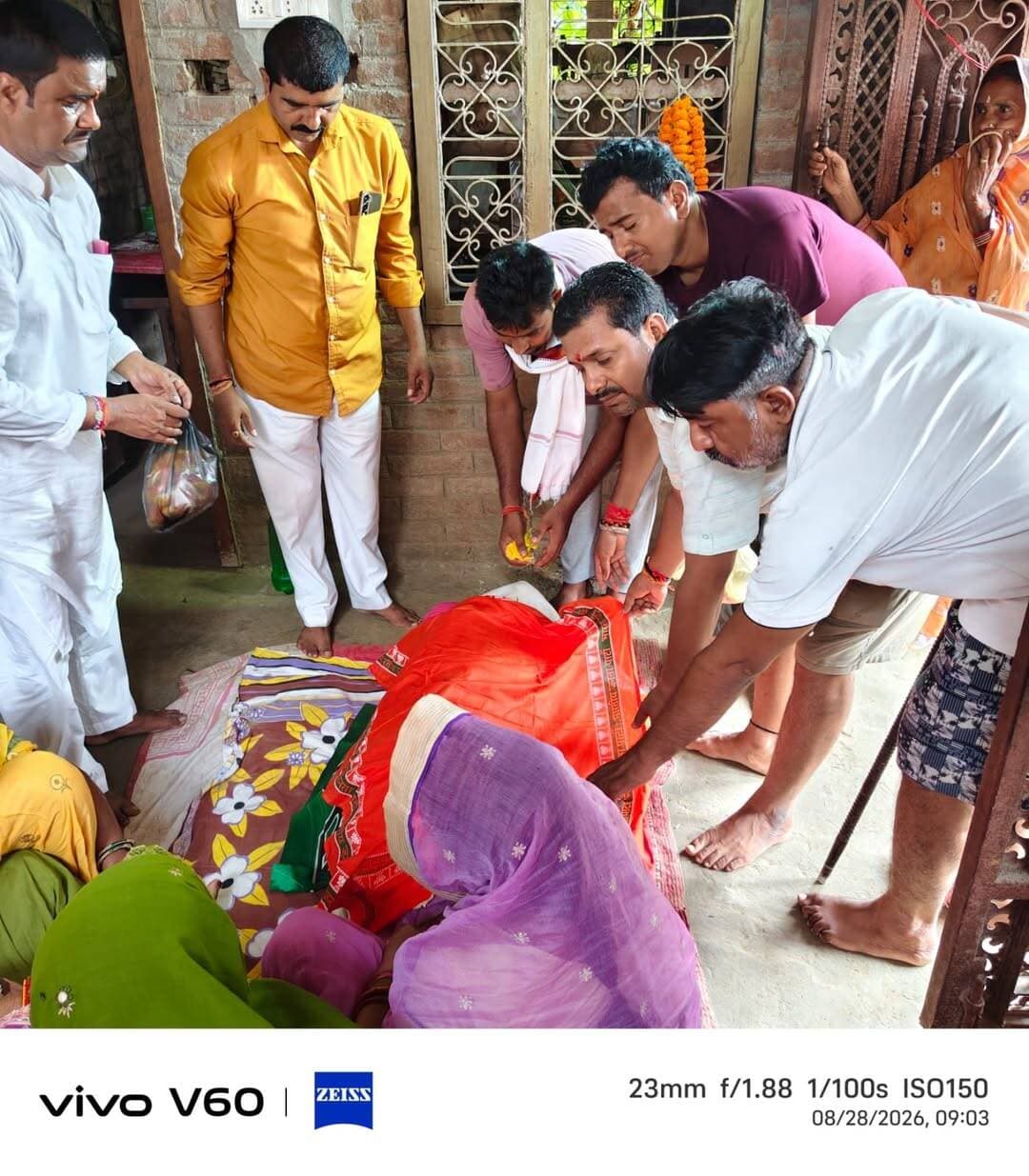 भाजपा मंडल अध्यक्ष की निधनं पर शिवहर भाजपा परिवार में शोक की लहर
शिवहर जिले के डुमरी भाजपा मंडल अध्यक्ष नितेश कुमार सिंह उर्फ टिंचू जी के असामयिक निधन पर भाजपा यूवा नेता नितेश गिरी ने कहा निधन की समाचार अत्यंत दुःखद, पीड़ादायक एवं हृदयविदारक है। उनके अचानक निधन से संपूर्ण शिवहर भारतीय जनता पार्टी परिवार स्तब्ध एवं शोकाकुल है।
साथ ही उन्होंने कहा नितेश कुमार सिंह उर्फ टिंचू जी भारतीय जनता पार्टी के एक समर्पित, कर्मठ, जुझारू एवं निष्ठावान कार्यकर्ता थे। संगठन के प्रति उनका समर्पण, कार्यकर्ताओं के साथ उनका आत्मीय व्यवहार तथा पार्टी की विचारधारा के प्रति उनकी अटूट निष्ठा सदैव स्मरणीय रहेगी। उनके निधन से डुमरी मंडल सहित पूरे शिवहर भाजपा परिवार ने एक मजबूत एवं समर्पित कार्यकर्ता को खो दिया है।
उनके निधन की सूचना मिलते ही भाजपा परिवार में शोक की लहर दौड़ गई। इस दुःखद घड़ी में भारतीय जनता पार्टी परिवार की ओर से उनके पार्थिव शरीर को भारतीय जनता पार्टी के झंडा एवं अंगवस्त्र से सम्मानपूर्वक अंतिम विदाई दी गई। भाजपा नेताओं एवं कार्यकर्ताओं ने नम आंखों से अपने प्रिय साथी नितेश कुमार सिंह उर्फ टिंचू जी को अंतिम श्रद्धांजलि अर्पित की।
इस अवसर पर भाजपा शिवहर के जिला अध्यक्ष श्री नीरज कुमार सिंह जी, नी वर्तमान जिला अध्यक्ष श्री संजीव पांडे जी, जिला महामंत्री श्री धर्मेंद्र पांडे जी, भाजपा युवा नेता श्री नितेश कुमार गिरी जी, भाजपा जिला उपाध्यक्ष श्री सोनू सिंह जी एवं भाजपा युवा मोर्चा जिला अध्यक्ष श्री आदित्य कुमार सुरेश जी सहित अनेक भाजपा पदाधिकारी एवं कार्यकर्ता उपस्थित रहे।
सभी नेताओं एवं कार्यकर्ताओं ने स्वर्गीय नितेश कुमार सिंह उर्फ टिंचू जी के पार्थिव शरीर पर भाजपा का झंडा एवं अंगवस्त्र अर्पित कर भावभीनी श्रद्धांजलि दी तथा ईश्वर से उनकी पुण्य आत्मा की शांति के लिए प्रार्थना की।
नितेश कुमार सिंह उर्फ टिंचू जी का असामयिक निधन भाजपा परिवार के लिए अपूरणीय क्षति है। उनके जाने से संगठन ने एक सच्चे, समर्पित, कर्मठ एवं निष्ठावान कार्यकर्ता को खो दिया है, जिसकी भरपाई कर पाना अत्यंत कठिन है। उनका व्यक्तित्व, संगठन के प्रति उनकी निष्ठा और कार्यकर्ताओं के बीच उनकी आत्मीयता हमेशा हम सभी की स्मृतियों में जीवित रहेगी।
ईश्वर दिवंगत आत्मा को अपने श्रीचरणों में स्थान प्रदान करें तथा शोकाकुल परिवारजनों एवं समस्त भाजपा परिवार को इस अपार दुःख को सहन करने की शक्ति दें।