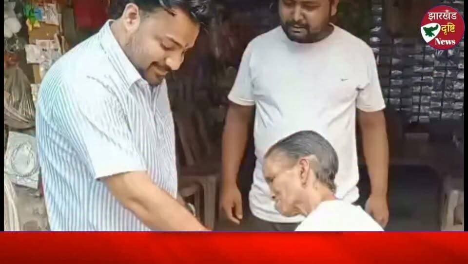 मन्नू बाबा का अनोखा रक्षाबंधन, असहाय बहन से बंधवाई राखी और लिया आशीर्वाद”