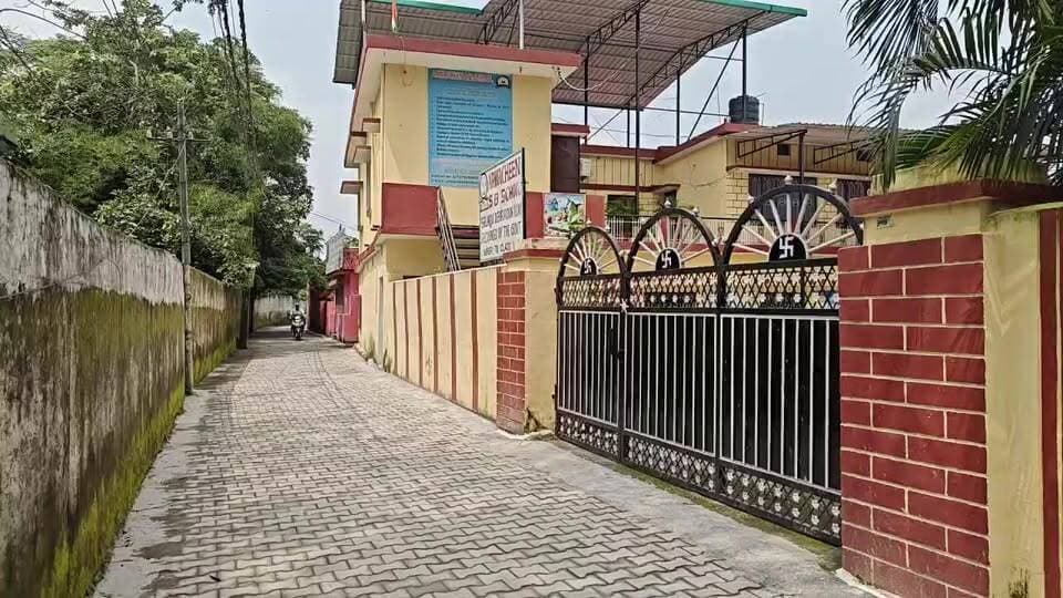#सेलाकुई नगर पंचायत वार्ड नंबर तीन में एक माह बने लाखों के सोखते क्षति ग्रस्त (पिचकने) हुए
कांग्रेस नेता अमित पंवार ने नगर पंचायत पर घटिया निर्माण के आरोप लगाए
देखें पूरी खबर 👇
#follower #highlightseveryone #BreakingNews Sahdev Singh Pundir Yashpal Negi Shekhar Bansal Ramesh Dhaundiyal Aryandra Sharma Jitendra Singh Panwar Dr Harak Singh Rawat