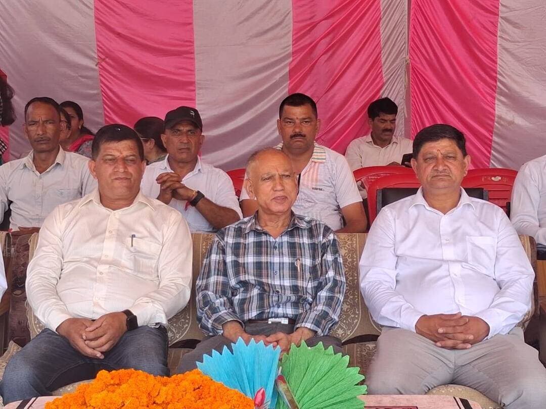 पीएमश्री राजकीय वरिष्ठ माध्यमिक पाठशाला भुंतर में तीन दिवसीय अंडर-14 बाल खेलकूद प्रतियोगिता का भव्य शुभारंभ
Kullu Times
पीएमश्री राजकीय वरिष्ठ माध्यमिक पाठशाला भुंतर में तीन दिवसीय "अंडर-14 बाल ब्लॉक स्तरीय खेलकूद प्रतियोगिता" का शानदार और गरिमामय शुभारंभ हुआ। यह खेलकूद प्रतियोगिता 29 अगस्त 2026 से 31 अगस्त 2026 तक आयोजित की जा रही है।
इस प्रतियोगिता में ब्लॉक के 24 विभिन्न विद्यालयों के कुल 303 मेधावी बाल खिलाड़ियों ने बड़े उत्साह और खेल भावना के साथ भाग लिया है।कार्यक्रम के शुभारंभ अवसर पर सेवानिवृत्त प्रधानाचार्य जे.के. ठाकुर ने बतौर मुख्यातिथि शिरकत की। विद्यालय परिवार द्वारा उनका भव्य स्वागत किया गया। मुख्यातिथि ने दीप प्रज्वलित कर प्रतियोगिता का विधिवत शुभारंभ किया और खिलाड़ियों द्वारा प्रस्तुत शानदार मार्च पास्ट की सलामी ली। अपने संबोधन में उन्होंने कहा कि खेल जीवन में अनुशासन, टीम भावना और शारीरिक व मानसिक विकास के लिए अत्यंत आवश्यक हैं।
कार्यक्रम के अंत में विद्यालय के प्रधानाचार्य तिलक राज ने उपस्थित सभी अतिथियों, विभिन्न स्कूलों से आए अध्यापकों, खेल प्रभारियों और बाल खिलाड़ियों का धन्यवाद व्यक्त किया। उन्होंने सभी 303 प्रतिभागी बच्चों को उज्ज्वल भविष्य की शुभकामनाएं देते हुए अपना शुभाशीष (शुभ आशीर्वाद) दिया और उन्हें उत्कृष्ट खेल प्रदर्शन के लिए प्रेरित किया।तीन दिनों तक चलने वाली इस प्रतियोगिता में विभिन्न खेल स्पर्धाओं के मुकाबले आयोजित किए जाएंगे, जिससे क्षेत्र की युवा खेल प्रतिभाओं को निखरने का अवसर मिलेगा।