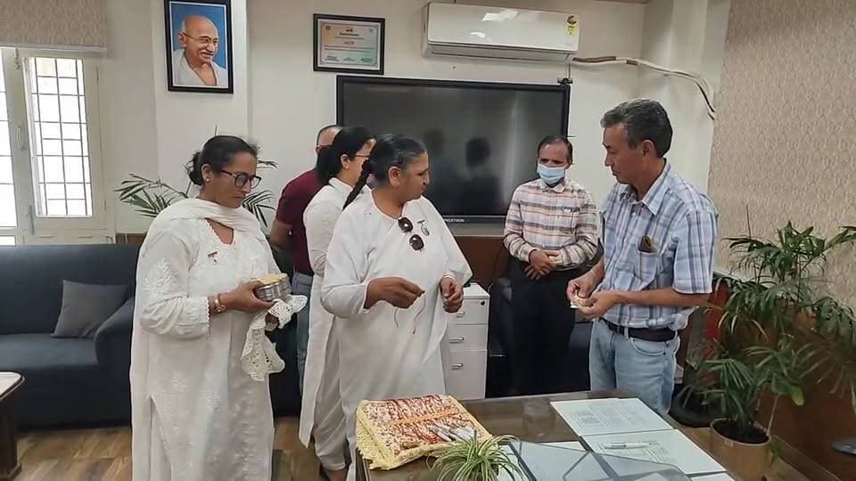 कुल्लू लाइव :- ब्रह्म कुमारी बहनों द्वारा मुख्य चिकित्सा अधिकारी डॉक्टर रंजीत ठाकुर एवं स्टॉफ को रक्षाबंधन के पावन अवसर पर राखी बांध कर पर्व को मनाया,