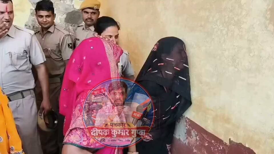 एक तरफ थीं जेल की सलाखें… और दूसरी तरफ था भाई-बहन के रिश्ते का बेशकीमती प्यार। लंबे समय बाद जब भाई बहनों के सामने आया, तो उसे देखते ही उनकी आंखों में खुशी के साथ भावुकता भी साफ नजर आई। मिलने की यह छोटी सी घड़ी रिश्ते की गहराई बयां कर रही थी। भाई को सामने देखकर बहनों की आंखें नम हो गईं और वहां मौजूद लोग भी इस भावुक नजारे को देखकर खुद को रोक नहीं पाए। यह दृश्य भरतपुर सेंट्रल जेल का बताया जा रहा है, जहां जेल की दीवारों के बीच भाई-बहन के रिश्ते का प्यार देखने को मिला। कुछ रिश्ते दूरी से खत्म नहीं होते… बल्कि इंतजार के साथ और मजबूत हो जाते हैं।
#IndiaNews #RajasthanNews #BharatpurNews #Bharatpur #LatestNews #BreakingNews #HindiNews #ViralNews #ViralVideo #EmotionalVideo #BrotherSister #SiblingLove #FamilyLove #CentralJail #Rajasthan #IndiaHeadline24