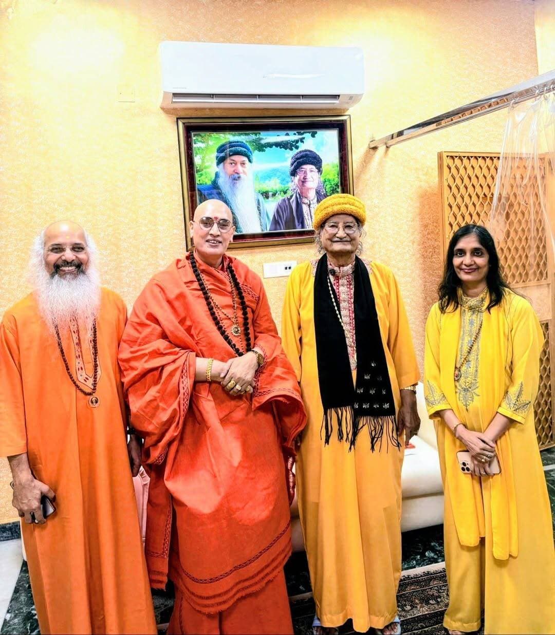 कर्म करो पर आत्मस्मरण रखते हुए : समर्थगुरु
समर्थगुरु धारा हिमाचल के शिक्षा कोऑर्डिनेटर आचार्य डॉ. सुरेश मिश्रा ने बताया कि समर्थगुरु धाम, मुरथल के संस्थापक समर्थगुरु सिद्धार्थ औलिया जी की श्री सिद्धेश्वर शक्ति पीठ न्यास पीठाधीश्वर,परमहंस महंत श्री पुनीत गिरि जी महाराज से आत्मीय भेंट हुई।
इस दौरान महाराज जी ने मिशन सतनाम के अंतर्गत हिमाचल प्रदेश में नवंबर 2026 में सिद्धार्थ ध्यान योग के भव्य आयोजन का प्रस्ताव रखा, जिसे समर्थगुरु ने सहर्ष स्वीकार किया।
इस शुभ अवसर पर आदरणीय समर्थगुरु की सचिव मां मीराबाई , केंद्रीय संयोजक आचार्य दर्शन और विशेष शिष्यों ने आध्यात्मिक और भक्तिमय सत्संग किया।
आज ट्विटर के माध्यम से आदरणीय समर्थगुरू सिद्धार्थ औलिया जी ने विशेष बताया कि कर्म करो पर आत्मस्मरण रखते हुए । कर्म में लीन रहो पर आत्मा के साक्षी बनकर।
जहाँ सामान्य कर्म हमें अपने अस्तित्व से दूर ले जाता है,
वहीं कर्मयोग हमें स्वयं की ओर ले आता है।
यदि कर्म आत्मस्मरण के साथ, पूर्ण सजगता से किया जाए, तो वह हमें आनंद की ओर,परम शांति की ओर ले जाता है।
भारतीय योग एवं प्रबंधन संस्थान, मुरथल, हरियाणा देश का अग्रणी संस्थान है, जो मिशन आत्मक्रान्ति के अंतर्गत भारत और नेपाल के विभिन्न संस्थानों में निम्न लिखित कार्यक्रम पिछले कई सालों से चला रहा है :
मेंटल हेल्थ मैनेजमेंट (उच्च विद्यालय, महाविद्यालय, कोचिंग संस्थानों, इंजीनियरिंग और मेडिकल संस्थानों और विश्वविद्यालयों में),
स्ट्रेस मैनेजमेंट ( उद्योगों, निजी और सरकारी विभागों एवं प्रतिष्ठानों में )
आप सभी सुधीजन निश्चित चाहेंगे कि हमारे छात्र और युवा निराशा की जगह उमंग, शिकायत भाव की जगह अहोभाव और नकारात्मक सोच की जगह सकारात्मक भाव में जिएँ। इसलिए आप सभी से निवेदन है कि जीवन रूपान्तरण के उपर्युक्त कार्यक्रमों को अपने संस्थान में आयोजित करने के लिए भारतीय योग एवं प्रबंधन संस्थान, मुरथल, हरियाणा से संपर्क करें।
Mobile:
9671400193/96
email: admin@iiym.org