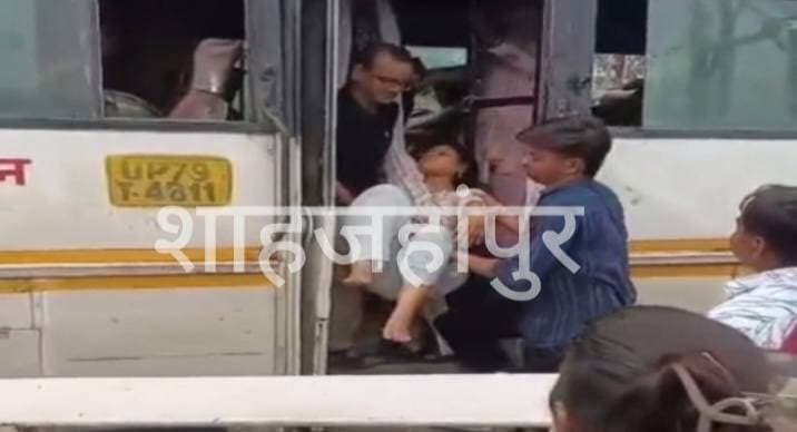 *शाहजहांपुर में चलती बस में महिला ने बच्ची को जन्म:* रक्षाबंधन मनाने बरेली से फर्रुखाबाद जा रही थी, जच्चा-बच्चा सुरक्षित, मदनापुर सीएचसी पर हुआ इलाज।