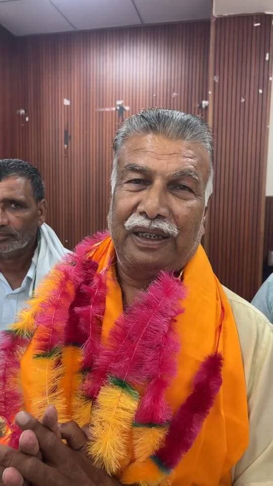 किसान रेस्ट हाउस बबैन में किसान यूनियन व किसानों के द्वारा नव नियुक्त बबैन मंडी प्रधान विनोद सिंगला का फूल माला व पटका पहनाकर स्वागत व अभिनंदन किया गया👇👇👇👇👇