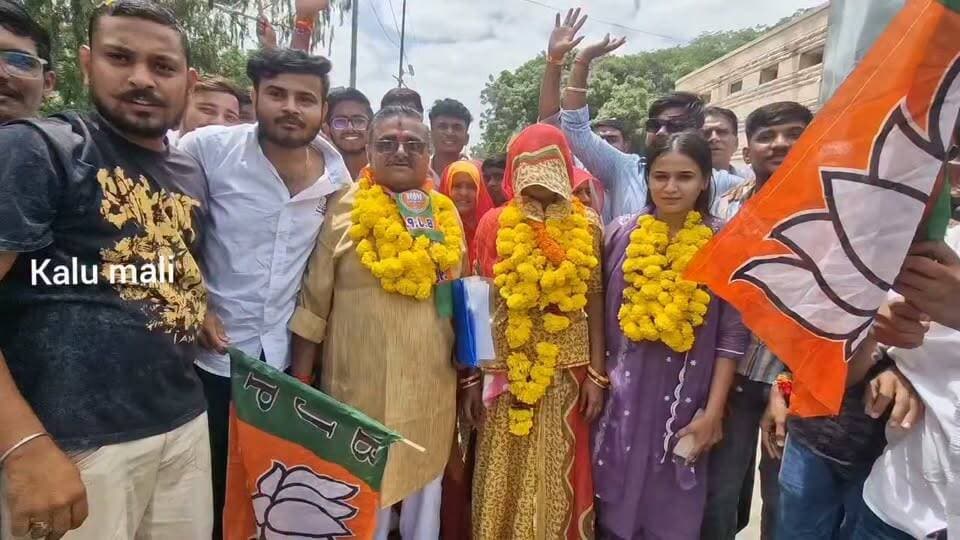 बाड़मेर वार्ड संख्या 24 से भाजपा प्रत्याशी सुशीला कंवर ने भरा अपना नामांकन पत्र
Swaroop Singh Khara Dr Priyanka Chaudhary Aduram Meghwal BJP Rajasthan