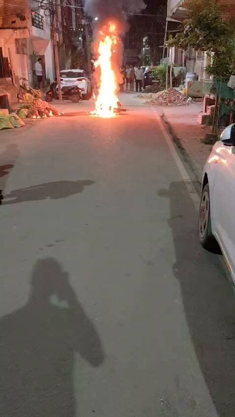 गाजियाबाद में झगड़े के बाद बाइक में लगाई आग, मौके पर पहुंची पुलिस
गाजियाबाद के विजय नगर थाना क्षेत्र के प्रताप विहार में दो पक्षों में हुए विवाद के बाद एक पक्ष ने दूसरे पक्ष की बाइक को आग के हवाले कर दिया।
रात के समय बीच सड़क पर बाइक धू-धू कर जलती रही, जिसका वीडियो सामने आया है। सूचना पर विजय नगर थाना पुलिस मौके पर पहुंची और स्थिति को नियंत्रित किया।
स्थानीय लोगों के अनुसार मामूली कहासुनी के बाद विवाद इतना बढ़ गया कि आरोपियों ने बाइक में आग लगा दी। पुलिस मामले की जांच कर रही है।
#Ghaziabad #PratapVihar #VijayNagar #BikeBurning #UPNews #CrimeNews #DDMNews