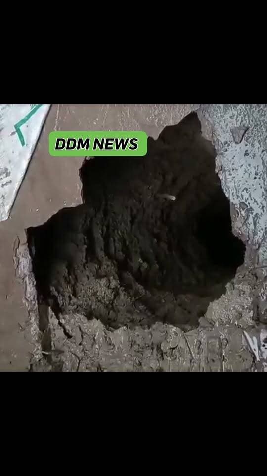 कानपुर पुराने बोरवेल के ऊपर धंसा आंगन, 25 फीट गहरे गड्ढे में गिरने से 18 वर्षीय युवती की मौत
कानपुर। महाराजपुर के पुरवामीर गांव में एक दिल दहला देने वाला हादसा सामने आया है। घर के आंगन में अचानक जमीन धंसने से 18 साल की यशी सविता 20-25 फीट गहरे गड्ढे में समा गई। करीब 7 घंटे तक चले रेस्क्यू ऑपरेशन के बावजूद डॉक्टरों ने अस्पताल में उसे मृत घोषित कर दिया।
कैसे हुआ हादसा?
परिजनों के अनुसार, तीन साल पहले घर के आंगन में बोरिंग कराई गई थी। पानी न निकलने पर गड्ढे को नीचे से भरने के बजाय केवल ऊपर से प्लास्टर करके बंद कर दिया गया था। बारिश के कारण जमीन के अंदर की मिट्टी धीरे-धीरे कटती गई और खोखलापन बनता चला गया। जैसे ही यशी बाथरूम से निकलकर आंगन में आई, अचानक जमीन भरभराकर धंस गई।
7 घंटे चला रेस्क्यू ऑपरेशन
चीख-पुकार सुनकर पहुंचे परिजनों की सूचना पर पुलिस, NDRF, SDRF और फायर ब्रिगेड की टीमें मौके पर पहुंचीं। लगभग 60 जवानों ने JCB की मदद से समानांतर गड्ढा खोदकर 7 घंटे बाद यशी को बाहर निकाला। अचेत अवस्था में उसे तत्काल अस्पताल ले जाया गया, जहां डॉक्टरों ने उसे मृत घोषित कर दिया।
#KanpurNews #BorewellAccident #SafetyAwareness #ViralNews #UPNews #KanpurIncident @KanpurPolice @NDRFHQ @UPGovt @ChiefMinisterUP