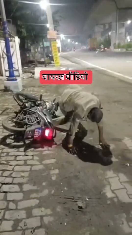 गाजियाबाद: मोदीनगर में पुलिसकर्मी का वीडियो सोशल मीडिया पर वायरल
गाजियाबाद के मोदीनगर, हरमुखपुरी इलाके का एक वीडियो सोशल मीडिया पर तेजी से वायरल हो रहा है।
वायरल वीडियो में वर्दी पहने एक पुलिसकर्मी सड़क किनारे अपनी मोटरसाइकिल के पास नीचे गिरा हुआ दिख रहा है। प्रत्यक्षदर्शियों का आरोप है कि पुलिसकर्मी नशे की स्थिति में है और ठीक से खड़ा भी नहीं हो पा रहा है।
वीडियो सामने आने के बाद सोशल मीडिया पर पुलिस प्रशासन की कार्यशैली को लेकर चर्चा शुरू हो गई है। हालांकि, इस मामले में अभी तक पुलिस विभाग की तरफ से कोई आधिकारिक बयान या स्पष्टीकरण सामने नहीं आया है।
(DDM न्यूज़ इस वायरल वीडियो की सत्यता की पुष्टि नहीं करता है।)
#Ghaziabad #Modinagar #ViralVideo #GhaziabadPolice #NewsUpdate @Share