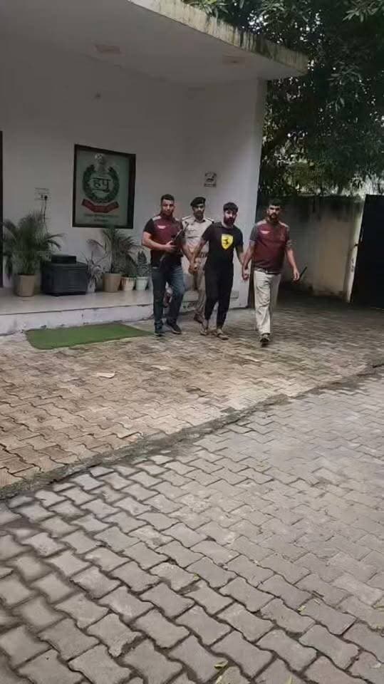 🚨 फरीदाबाद पुलिस की बड़ी कार्रवाई
ईको गाड़ी में युवती का अपहरण, मारपीट और सोने का लॉकेट लूटने वाला आरोपी गिरफ्तार
अपराध शाखा सेक्टर-65 ने तकनीकी जांच से दबोचा, ईको गाड़ी, सोने का लॉकेट और बीयर की बोतल बरामद
#Faridabad #FaridabadPolice #CrimeNews #Arrested #LootCase #KidnappingCase #PoliceAction #A2ZNewsUpdate