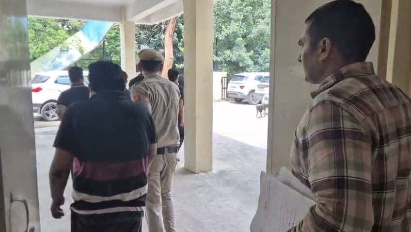 🚨 फरीदाबाद साइबर पुलिस की बड़ी कार्रवाई
अंडमान होटल बुकिंग के नाम पर ₹84 हजार की ठगी, 7 आरोपी गिरफ्तार
फर्जी वेबसाइट बनाकर करते थे ऑनलाइन फ्रॉड, 4 कॉलर भी काबू
#Faridabad #CyberCrime #CyberPolice #OnlineFraud #HotelBookingFraud #FraudAlert #HaryanaPolice #CrimeNews #A2ZNewsUpdate Faridabad Police Department