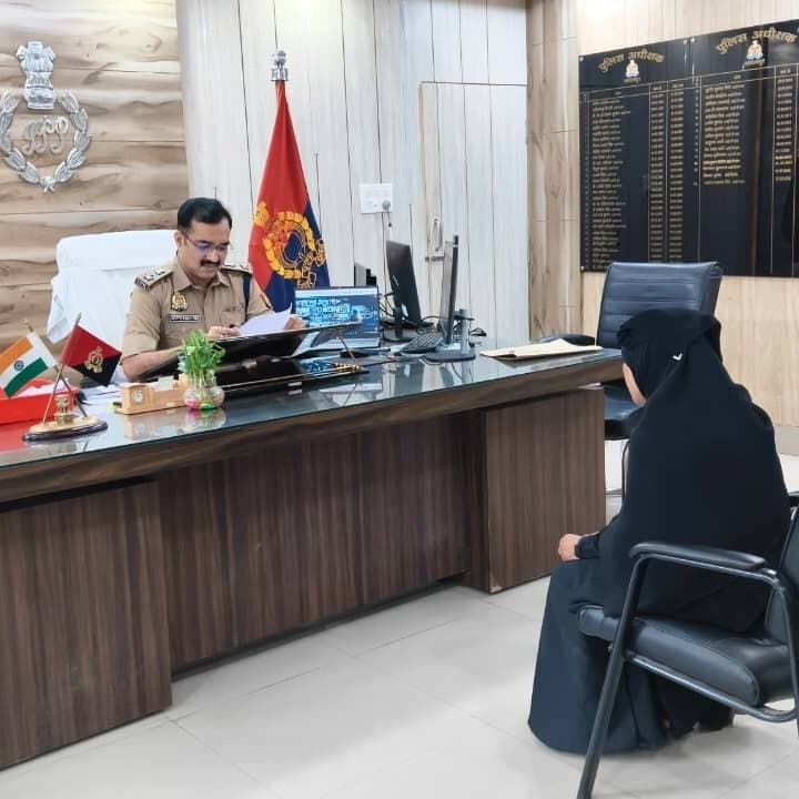 #बलरामपुर; जनसुनवाई में एसपी सख्त: समस्याओं के त्वरित व गुणवत्तापूर्ण निस्तारण के निर्देश, बोले— लापरवाही बर्दाश्त नहीं
बलरामपुर। पुलिस अधीक्षक कार्यालय बलरामपुर में शनिवार को जनसुनवाई आयोजित की गई, जहां पुलिस अधीक्षक मार्तण्ड प्रकाश सिंह ने दूर-दराज से आए फरियादियों की समस्याओं को गंभीरता से सुना। एसपी ने जनसुनवाई के दौरान आए प्रार्थना पत्रों पर त्वरित और निष्पक्ष कार्यवाही के लिए संबंधित थाना प्रभारियों और क्षेत्राधिकारियों को सीधे गूगल मीट के जरिए सख्त निर्देश जारी किए।
कार्यालय पहुंचे फरियादियों ने मुख्य रूप से भूमि विवाद, पारिवारिक कलह, मारपीट, धोखाधड़ी, साइबर फ्रॉड और महिला उत्पीड़न से जुड़ी समस्याएं दर्ज कराईं। प्रकरणों को सुनने के बाद एसपी ने साफ किया कि थानों पर आने वाले फरियादियों के साथ शिष्ट और संवेदनशील व्यवहार किया जाए तथा शिकायतों का निस्तारण केवल कागजों पर न होकर धरातल पर दिखना चाहिए।
जनसुनवाई के मुख्य निर्देश:
राजस्व व भूमि विवाद: जमीन से जुड़े मामलों में पुलिस और राजस्व विभाग की संयुक्त टीम गठित कर मौके पर ही पैमाइश कराकर निस्तारण करने के निर्देश दिए गए।
महिला सुरक्षा: महिला उत्पीड़न की शिकायतों पर तत्काल वैधानिक कार्यवाही सुनिश्चित करने और 'मिशन शक्ति' के तहत जागरूकता बढ़ाने पर जोर दिया गया।
साइबर फ्रॉड: साइबर अपराध से जुड़ी शिकायतों को तुरंत साइबर सेल स्थानांतरित कर 24 घंटे के भीतर आवेदक से संपर्क कर कार्यवाही शुरू करने के निर्देश मिले।
समयबद्ध कार्यवाही: सभी मामलों में समयबद्ध जांच और विधिक कार्यवाही के कड़े निर्देश जारी हुए। एसपी ने चेतावनी दी कि किसी भी स्तर पर बरती गई लापरवाही अक्षम्य होगी और निस्तारण की गुणवत्ता की समीक्षा वे खुद करेंगे।
#balrampur #balrampurpolic