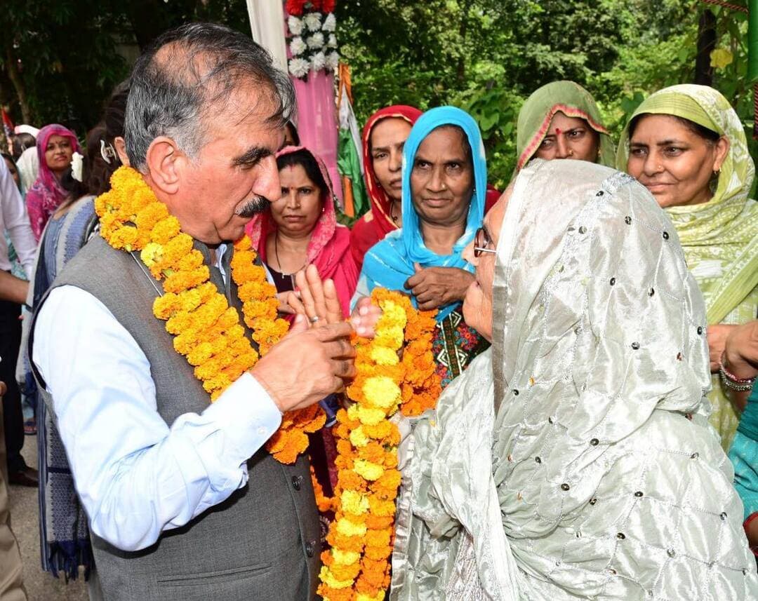 मुख्यमंत्री ठाकुर सुखविन्द्र सिंह सुक्खू का देहरा विधानसभा क्षेत्र के बड्डल ठोर हेलिपैड पर विधायक गण, स्थानीय लोगों, कांग्रेस कार्यकर्ताओं और प्रशासनिक अधिकारियों ने गर्मजोशी के साथ स्वागत किया।