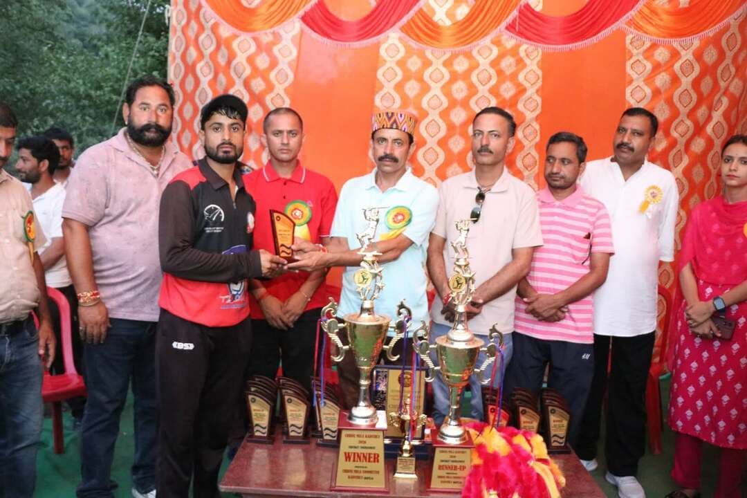छिंज मेला कमेटी कैंथली-कोटला द्वारा आयोजित क्रिकेट प्रतियोगिता का सेमीफाइनल और फाइनल मुकाबला 28 अगस्त 2026 की शाम को उत्साहपूर्ण माहौल में संपन्न हुआ। प्रतियोगिता के समापन समारोह में ग्राम पंचायत कोहाल के पंचायत सचिव लेख राज ठाकुर ने बतौर मुख्य अतिथि शिरकत की। इस अवसर पर मेला कमेटी के सदस्यों ने मुख्य अतिथि का भव्य स्वागत करते हुए उन्हें शॉल, टोपी और बैच पहनाकर सम्मानित किया।
क्रिकेट प्रतियोगिता का फाइनल मुकाबला सौरव-11 और फ्रेंड्स-11 के बीच खेला गया। रोमांचक मुकाबले में सौरव-11 की टीम ने शानदार प्रदर्शन करते हुए 9 रन से जीत दर्ज कर प्रतियोगिता का खिताब अपने नाम किया। मुख्य अतिथि लेख राज ने विजेता और उपविजेता दोनों टीमों को पुरस्कार वितरित कर खिलाड़ियों का उत्साहवर्धन किया।
इस दौरान विजेता और उपविजेता टीमों के कप्तानों ने मीडिया से बातचीत करते हुए कहा कि ग्रामीण क्षेत्र में छिंज मेला कमेटी द्वारा इस प्रकार की खेल प्रतियोगिताओं का आयोजन युवाओं को खेलों के प्रति प्रेरित करने का सराहनीय प्रयास है। उन्होंने भविष्य में भी ऐसे आयोजनों के लिए मेला कमेटी को शुभकामनाएं और बधाई दी।
गौरतलब है कि जिला चंबा के ग्रामीण क्षेत्र में आयोजित इस क्रिकेट प्रतियोगिता में स्थानीय टीमों के अलावा उत्तर प्रदेश और बिहार से आई टीमों ने भी भाग लिया, जो प्रतियोगिता का विशेष आकर्षण रहीं। प्रतियोगिता के सफल आयोजन से क्षेत्र में खेल भावना को बढ़ावा मिला और युवाओं में खासा उत्साह देखने को मिला।