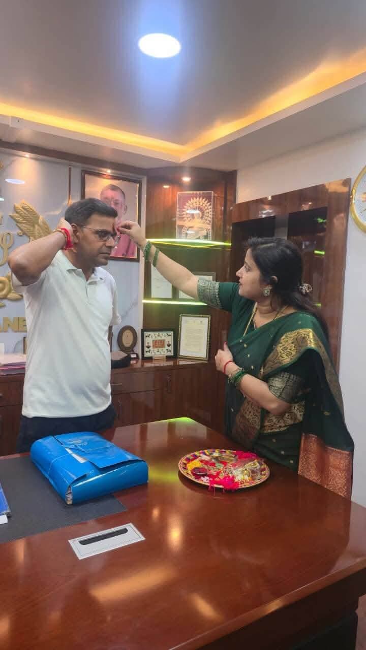 रक्षाबंधन पर झरिया विधायक रागिनी सिंह ने DC-SSP को बांधी राखी, सुखी एवं दीर्घायु जीवन की कामना
धनबाद: रक्षाबंधन के पावन अवसर पर झरिया विधायक रागिनी सिंह ने भाई-बहन के पवित्र रिश्ते की परंपरा निभाते हुए धनबाद के उपायुक्त आदित्य रंजन और वरीय पुलिस अधीक्षक (SSP) प्रभात कुमार को राखी बांधी। विधायक ने दोनों अधिकारियों को मिठाई खिलाकर रक्षाबंधन की शुभकामनाएं दीं और उनके स्वस्थ, सुखी एवं दीर्घायु जीवन की मंगलकामना की।
इस दौरान विधायक रागिनी सिंह ने कहा कि रक्षाबंधन केवल राखी बांधने का पर्व नहीं, बल्कि स्नेह, विश्वास, सम्मान और सुरक्षा के संकल्प का प्रतीक है। उन्होंने ईश्वर से जिलेवासियों सहित सभी के जीवन में सुख, शांति, समृद्धि और खुशहाली की कामना की।
रक्षाबंधन के अवसर पर विधायक और जिले के दोनों प्रमुख अधिकारियों के बीच भाई-बहन के रिश्ते की आत्मीयता और स्नेह का भाव देखने को मिला।