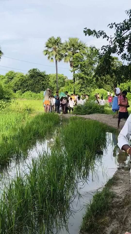 रफीगंज:जो काल 28/08/2026को जो बलिगांव केशहर नदी में लड़की डूबी थी वो आज 29/8/2026 को सुबह करीब 20 घंटे बाद शव बरामद हो गई। शव बरामद होते ही परिजनों का बुरा हाल हो गया और क्षेत्र में शोक की लहर दौड़ गई।