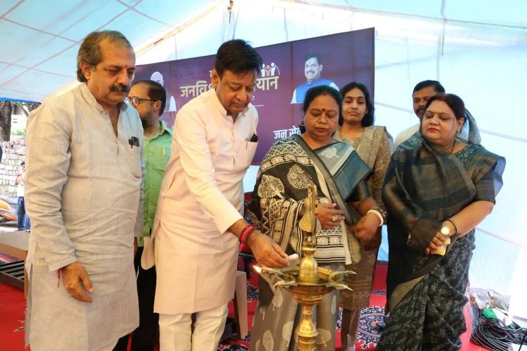 ‘जन-विश्वास अभियान’
सीधा संवाद, त्वरित समाधान
💠 महापौर नगर निगम भोपाल श्रीमती मालती राय जनप्रतिनिधि एवं कलेक्टर श्री प्रियंक मिश्रा भोपाल के शाहपुरा में आयोजित जन विश्वास शिविर में शामिल हुए।
🗓️29 अगस्त, 2026
Dr Mohan Yadav #CMMadhyaPradesh
#JanVishwasAbhiyan2026
#bhopal