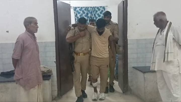 महिला से चेन छीनने वाला बदमाश पुलिस मुठभेड़ में घायल, तमंचा और लूटी गई चेन बरामद
#MAU #ghosi #maupolice #CrimeNews
मऊ जिले में महिला से चेन छीनकर फरार चल रहे आरोपी को घोसी पुलिस ने शनिवार तड़के मुठभेड़ के दौरान गिरफ्तार कर लिया। पुलिस के अनुसार आरोपी ने पुलिस टीम पर फायरिंग कर भागने का प्रयास किया, जिसके जवाब में पुलिस की कार्रवाई में बदमाश गोली लगने से घायल हो गया। घायल आरोपी को उपचार के लिए अस्पताल भेजा गया है।
पुलिस के अनुसार थाना घोसी में दर्ज मुकदमा संख्या 362/2026, धारा 304(2) बीएनएस से संबंधित आरोपी सूरज कुमार पुत्र रामानंद निवासी हरदौली थाना दोहरीघाट जनपद मऊ ने 24 अगस्त की सुबह करीब 6:30 बजे गोफ़ा स्थित शिव मंदिर के पास एक महिला से चेन छीन ली थी। पीड़िता की पहचान चंद्रावती पत्नी चंद्रिका निवासी गोफ़ा थाना घोसी के रूप में हुई थी।